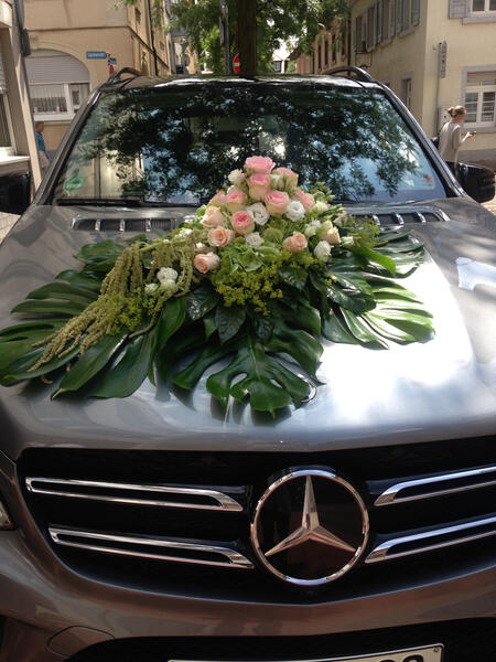 Blumen auf Hochzeitsauto