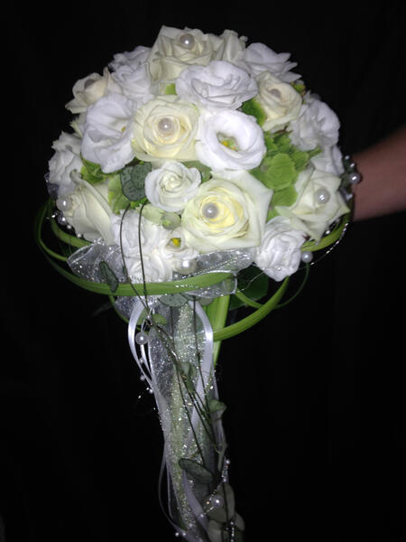 Brautstrauß mit hellgelben Rosen und weißen Ranunkeln