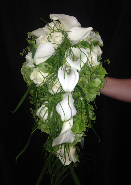 Brautstrauß mit weißen Lilien