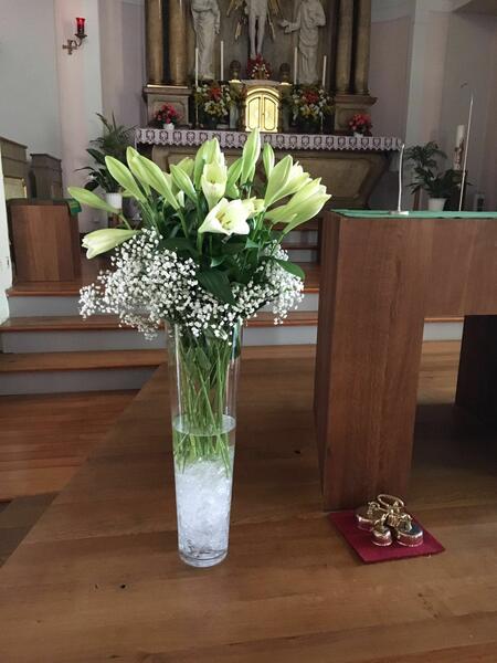 Lilien mit Schleierkraut in der Vase